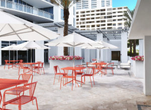 White Commercial Umbrellas Outdoor Dining Area Commercial Powder Coated Steel Chairs and Tables